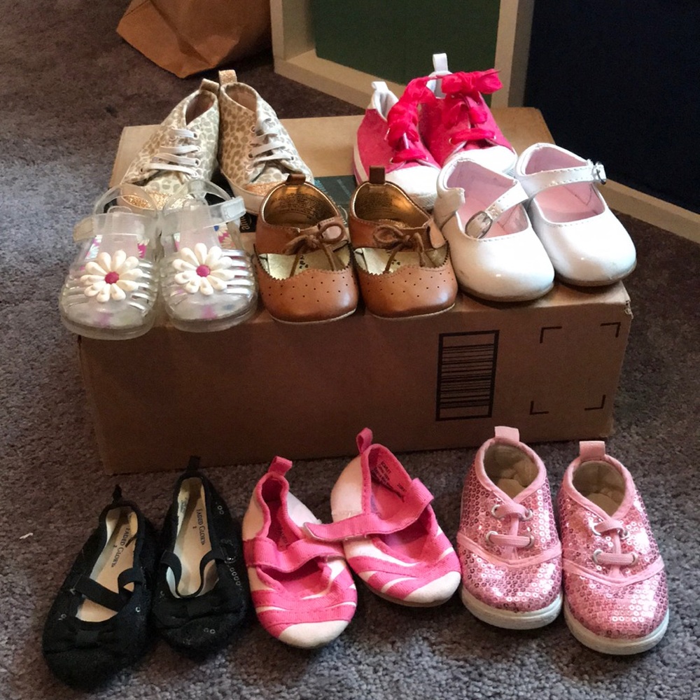Baby girls shoes, lot of 10.